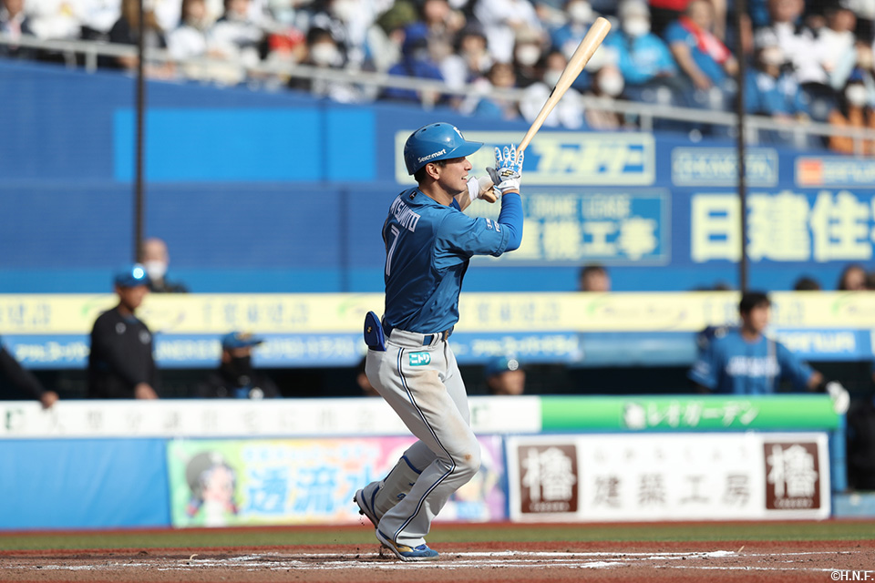 7回表、二塁打を放つ松本剛選手