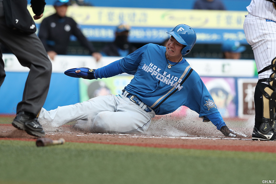 7回表、犠牲フライで生還する松本剛選手