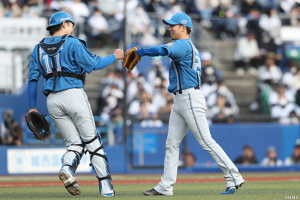 8回裏を抑えた井口投手と清水選手