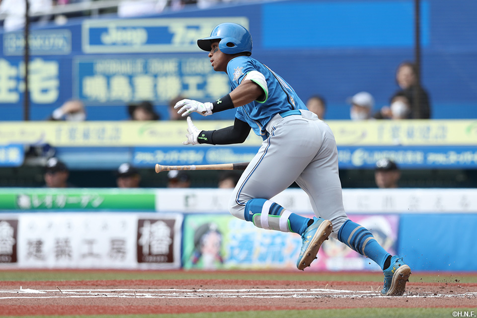 1回表、センターにヒットを放つ万波選手