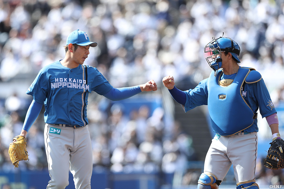 2回裏、3人で抑えた加藤貴投手と宇佐見選手