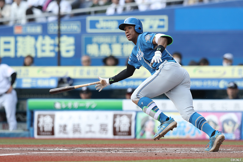 7回表、レフト線に二塁打を放つ万波選手01