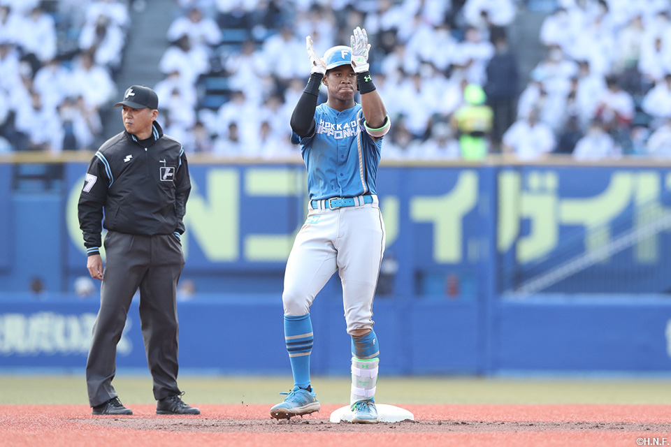 7回表、レフト線に二塁打を放つ万波選手02