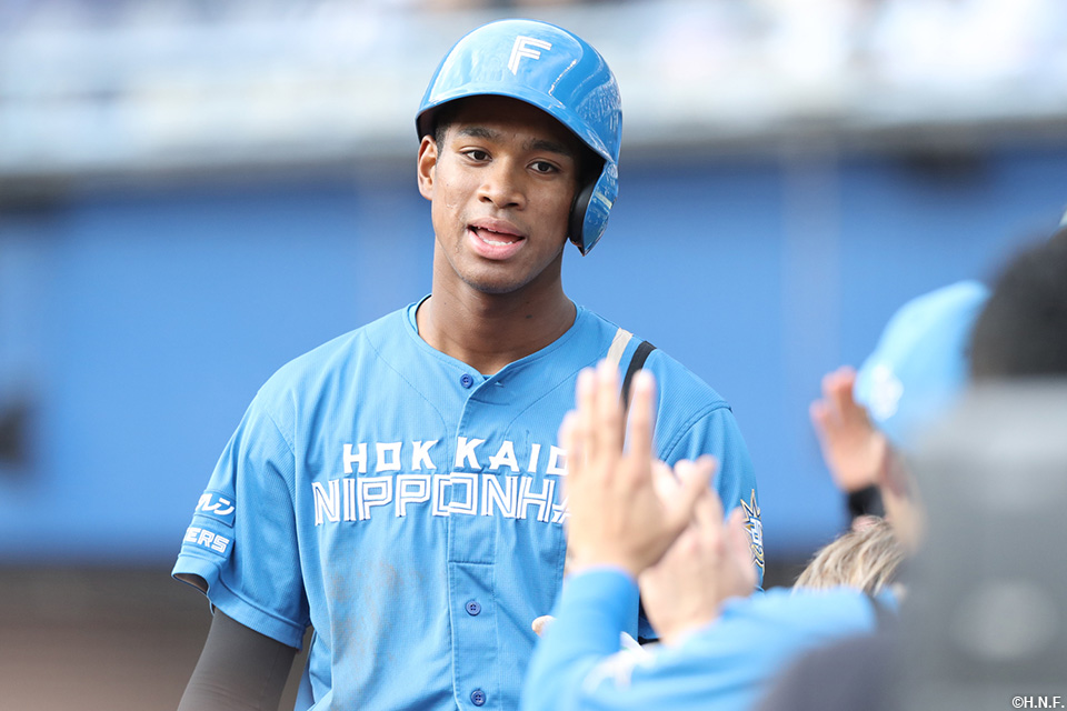 7回表、野村選手の内野ゴロの間にホームに生還する万波選手