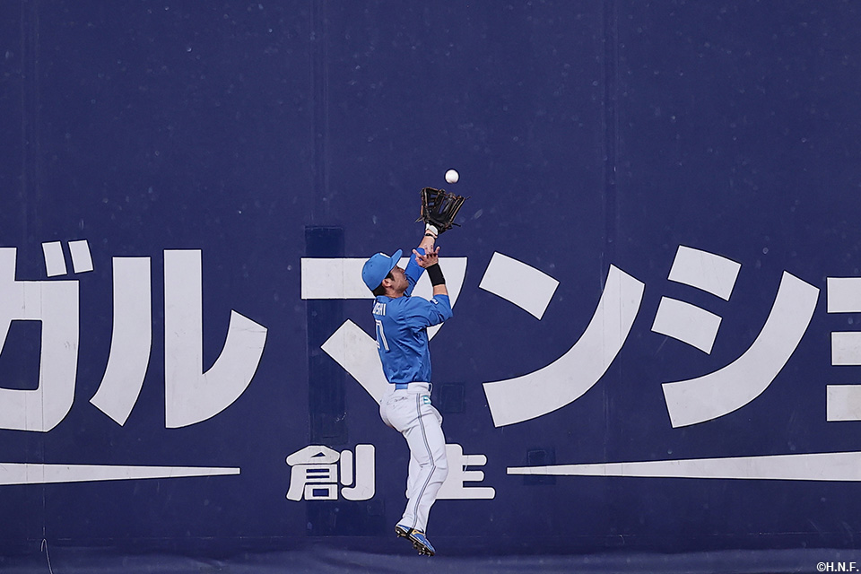 1回裏、好守をみせる江越選手