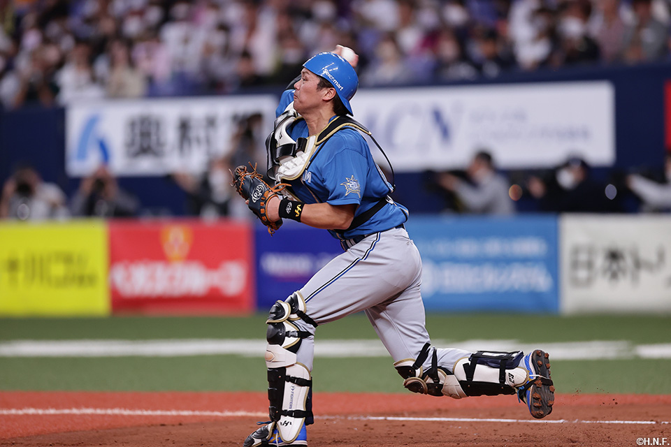 2回裏、好守をみせる伏見選手