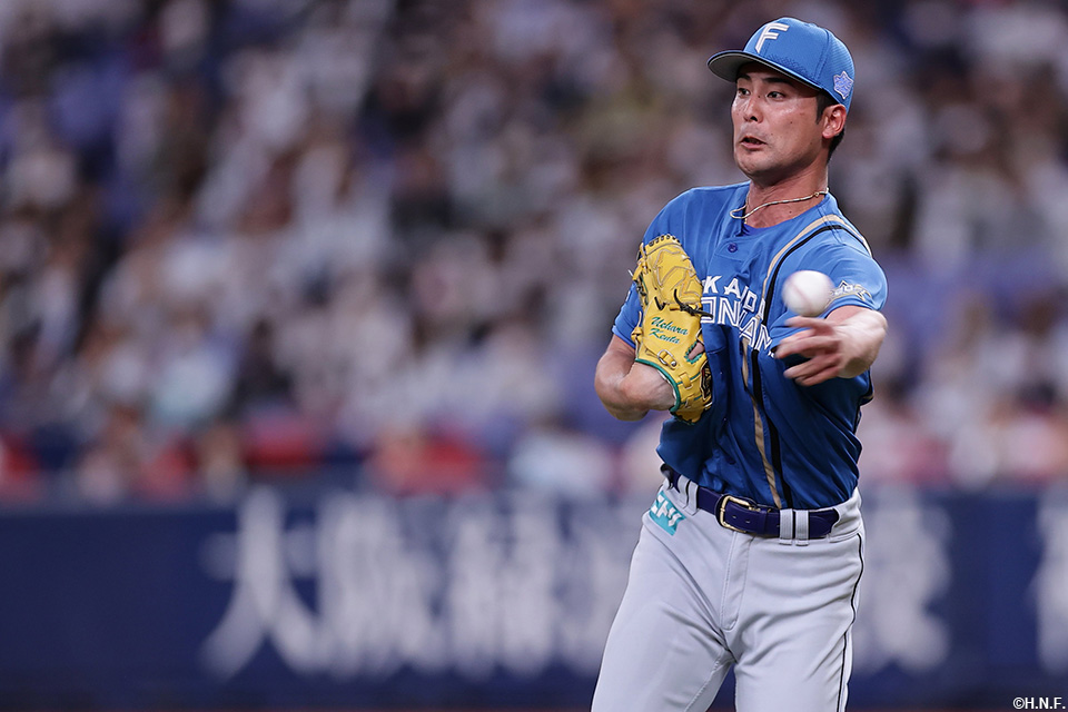 5回裏、好守をみせる上原投手