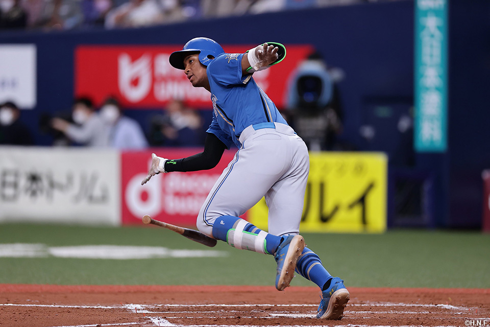 7回表、レフトへ適時打を放つ万波選手
