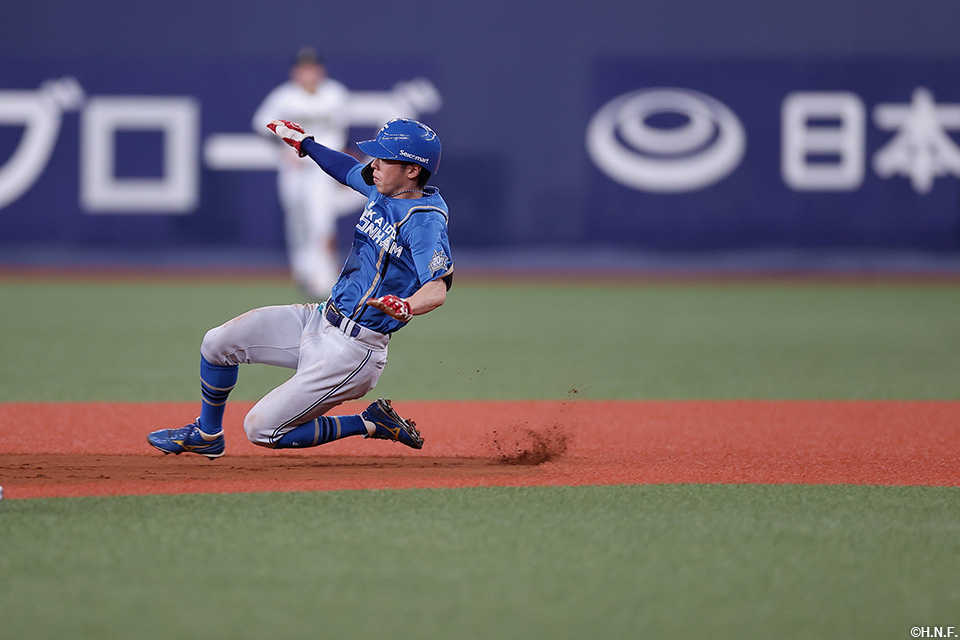 7回表、盗塁を決める五十幡選手