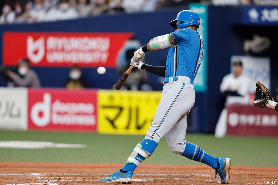 4回表、同点適時二塁打を放つ万波選手