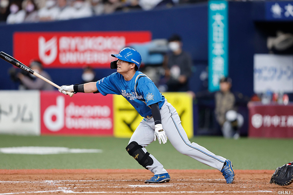 4回表、勝ち越し2点適時打を放つ上川畑選手