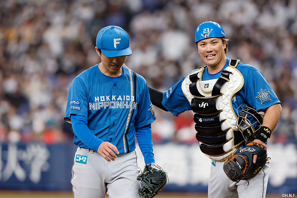 4回裏のピンチを抑えた上沢投手と伏見選手