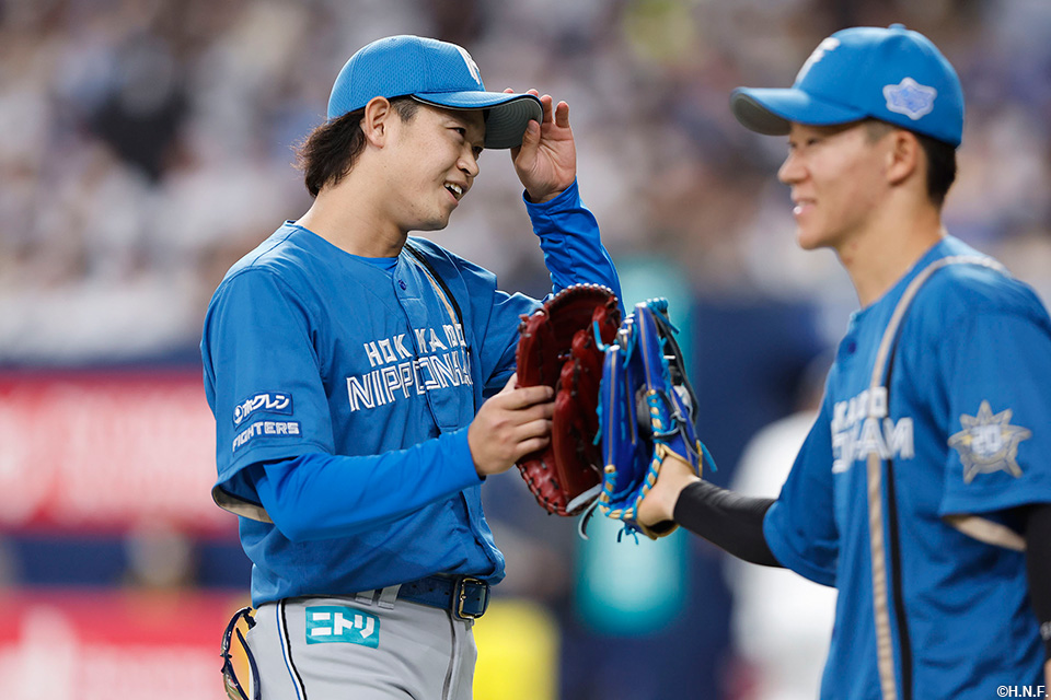 7回裏のピンチを抑えた鈴木投手と矢澤選手