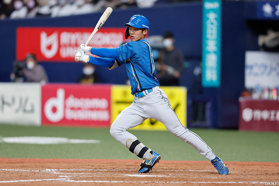 9回表、適時打を放つ石井選手