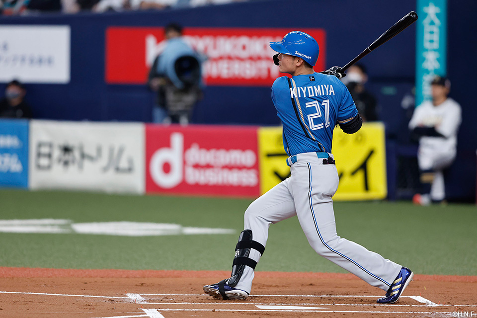 1回表、先制3ランを放つ清宮選手01