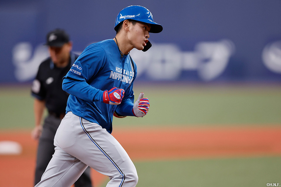 1回表、二者連続となる本塁打を放った野村選手