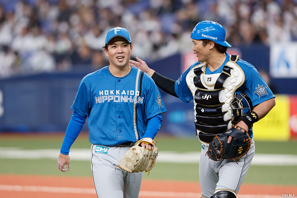 1回裏、金村投手を迎える伏見選手