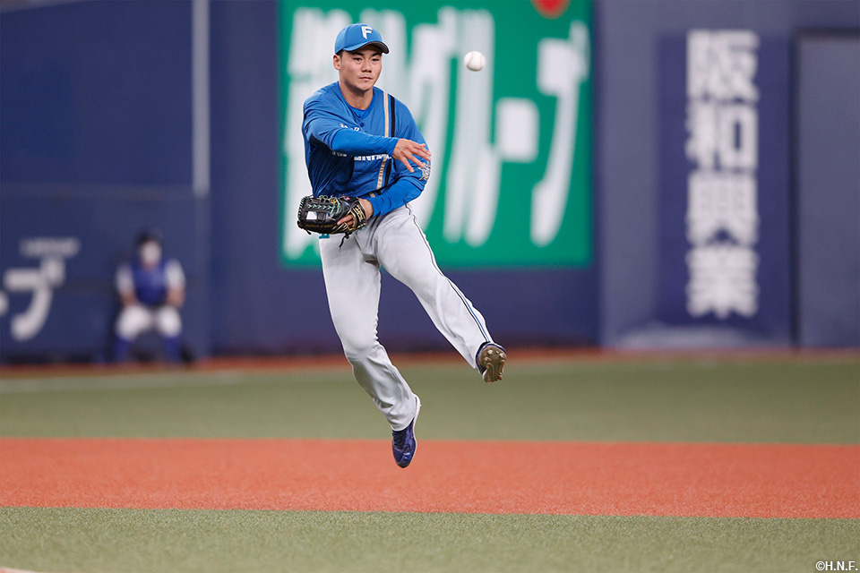 3回裏、サードで好守をみせる清宮選手