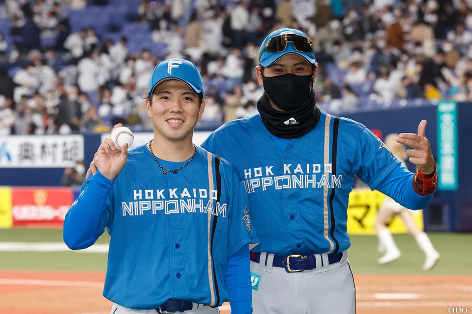 プロ初勝利の金村投手と新庄監督