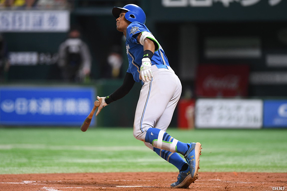 4回表、同点2ランを放つ万波選手01