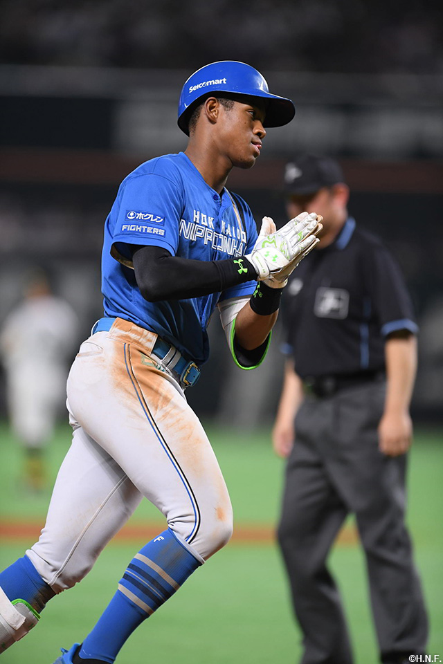 4回表、同点2ランを放つ万波選手02