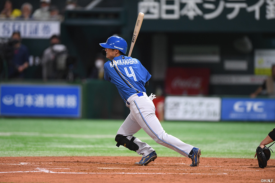 4回表、ライトへヒットを放つ上川畑選手