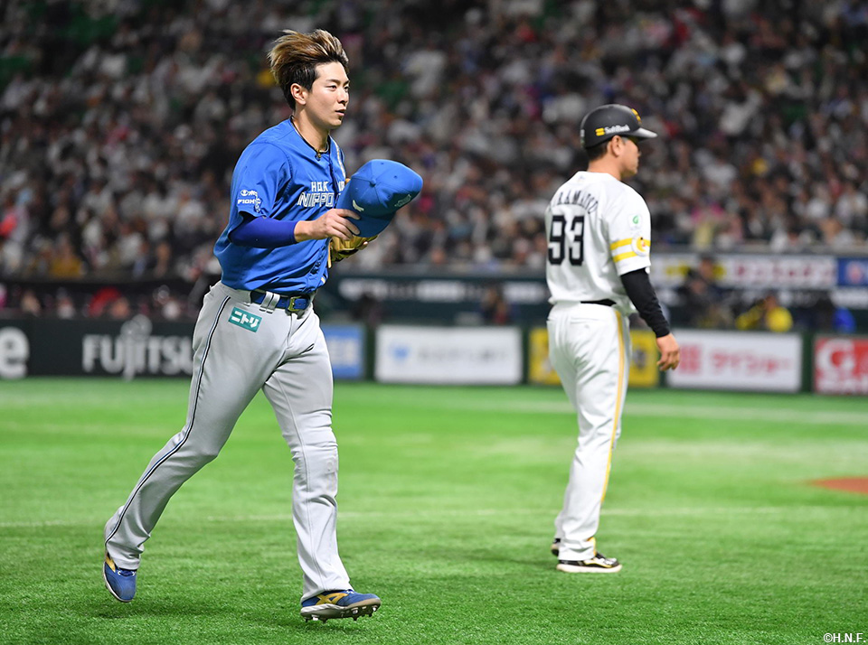 5回裏、好守を見せる松本剛選手