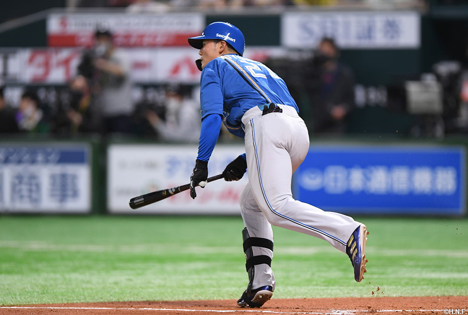 8回表、同点適時二塁打を放つ清宮選手