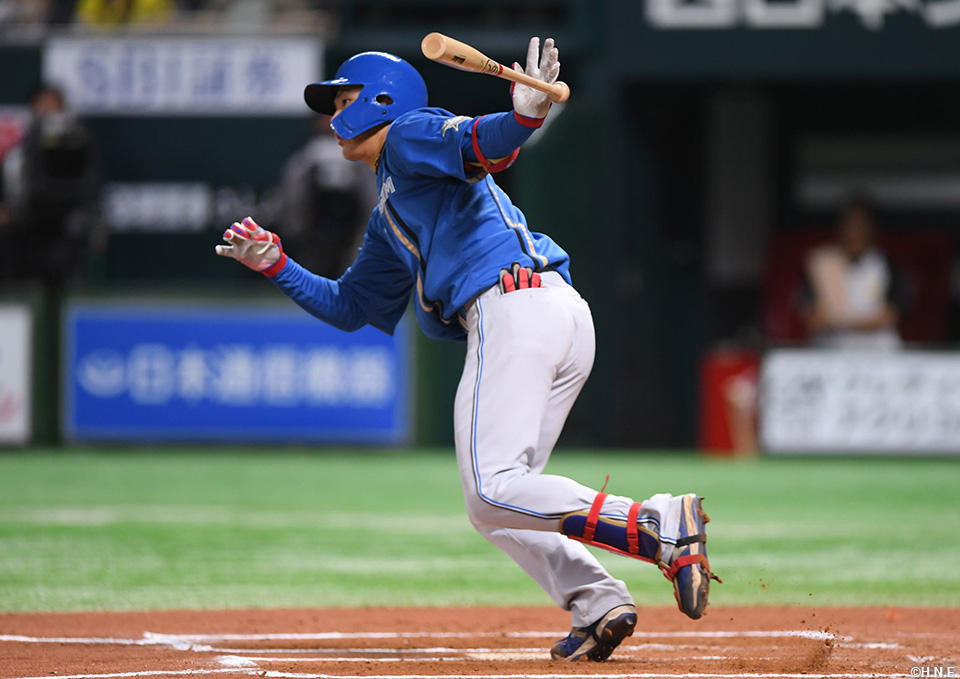 10回表、レフトへヒットを放つ野村選手