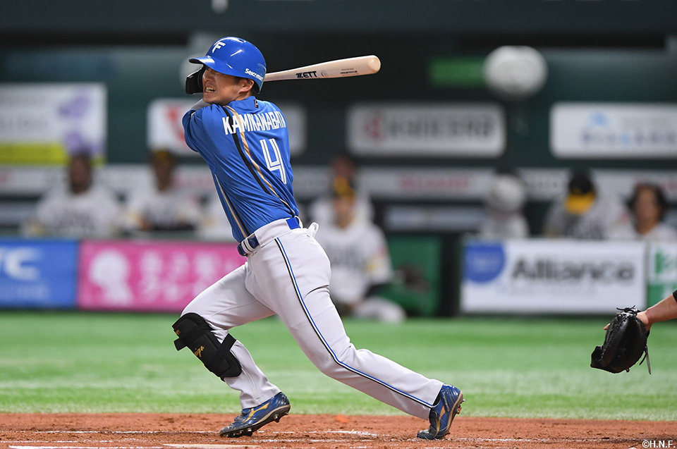 2回表、レフトへヒットを放つ上川畑選手