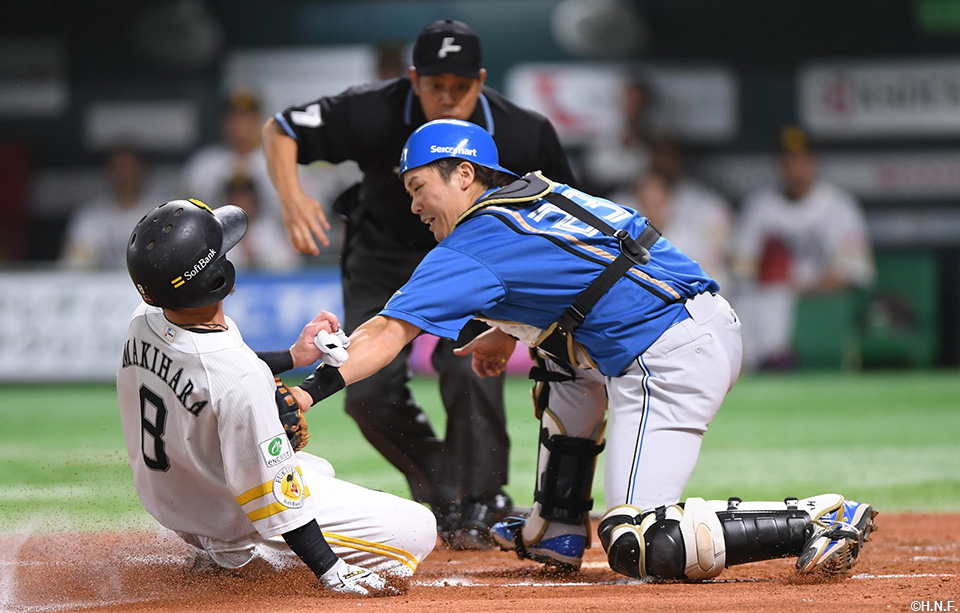 2回裏、本塁を守る伏見選手