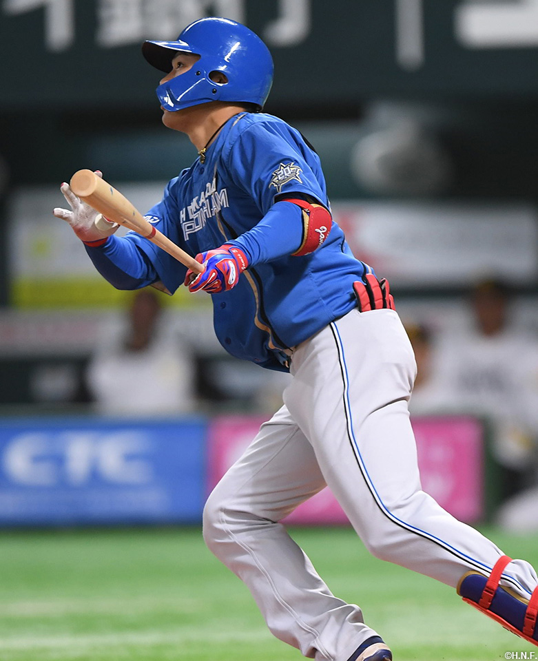 4回表、センターへ二塁打を放つ野村選手