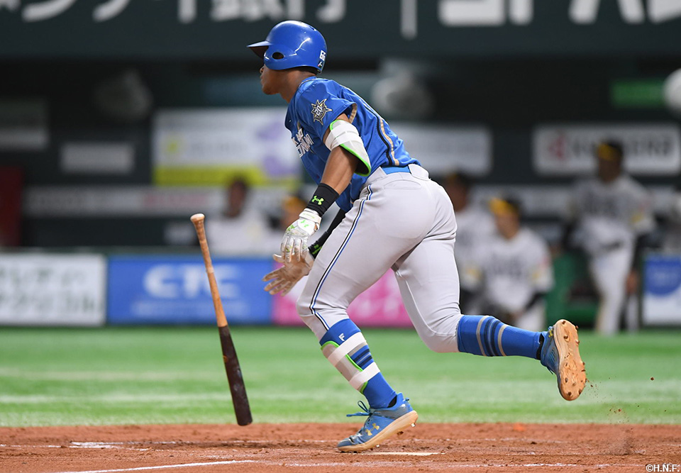 4回表、適時二塁打を放つ万波選手