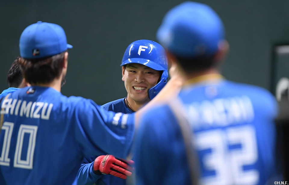 4回表、同点のホームを踏んだ野村選手