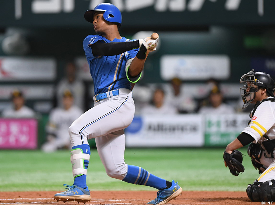 6回表、センターへヒットを放つ万波選手