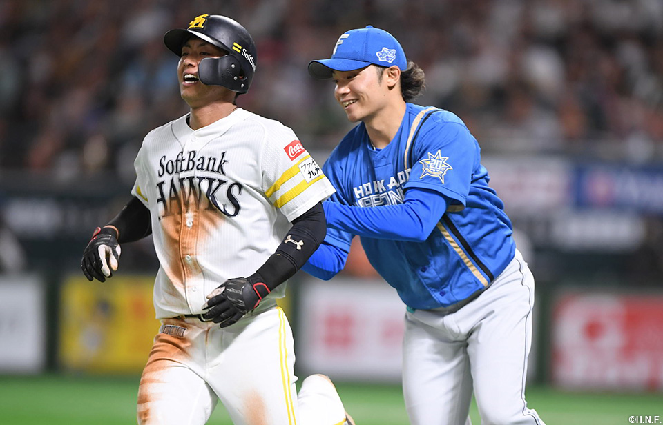 7回裏、三塁走者をアウトにする伊藤投手