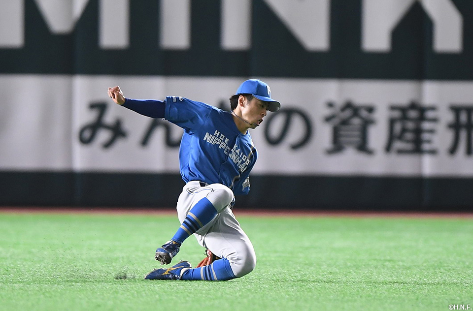 8回裏、好守を見せる五十幡選手