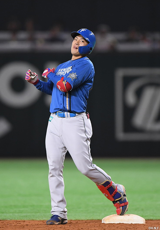 9回表、二塁打を放った野村選手