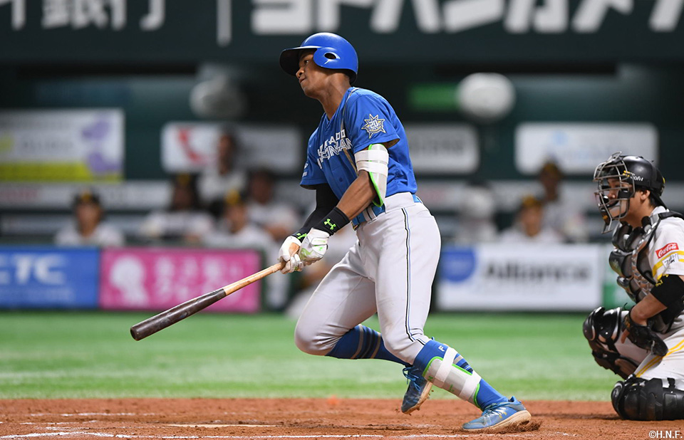 9回表、適時打を放つ万波選手
