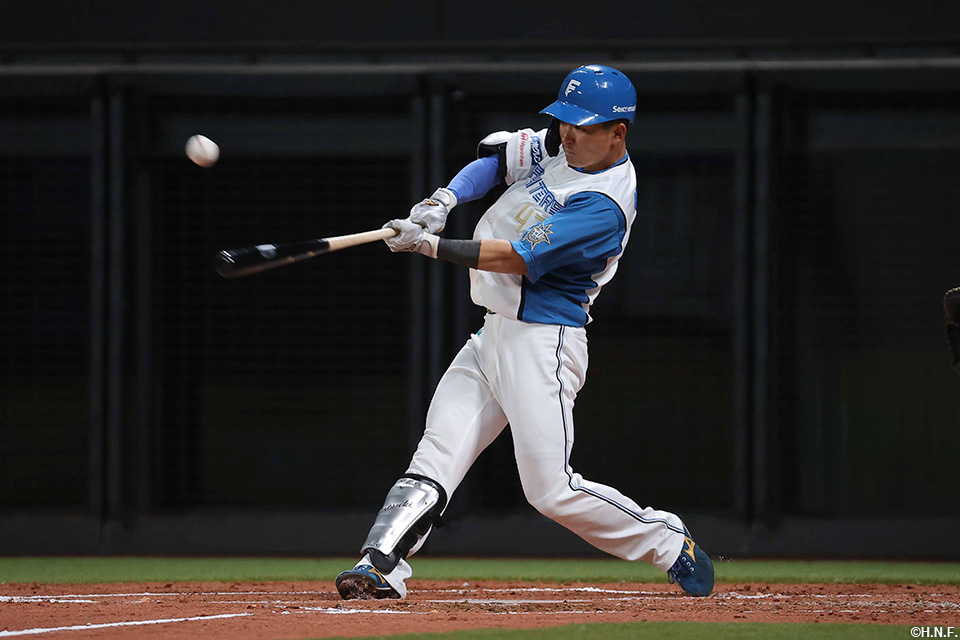 2回裏、ライトへヒットを放つ水野選手