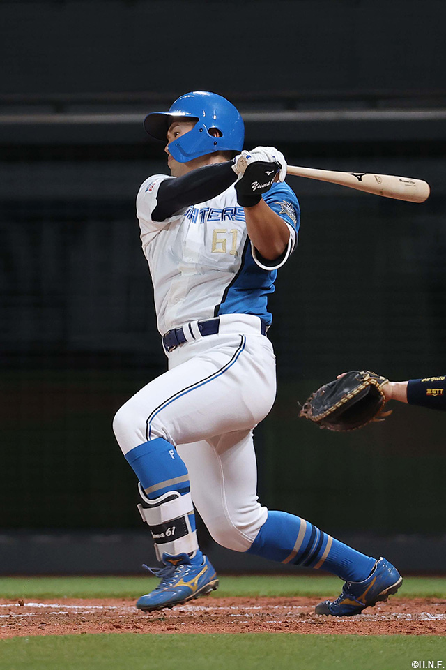 3回裏、センターへヒットを放つ今川選手