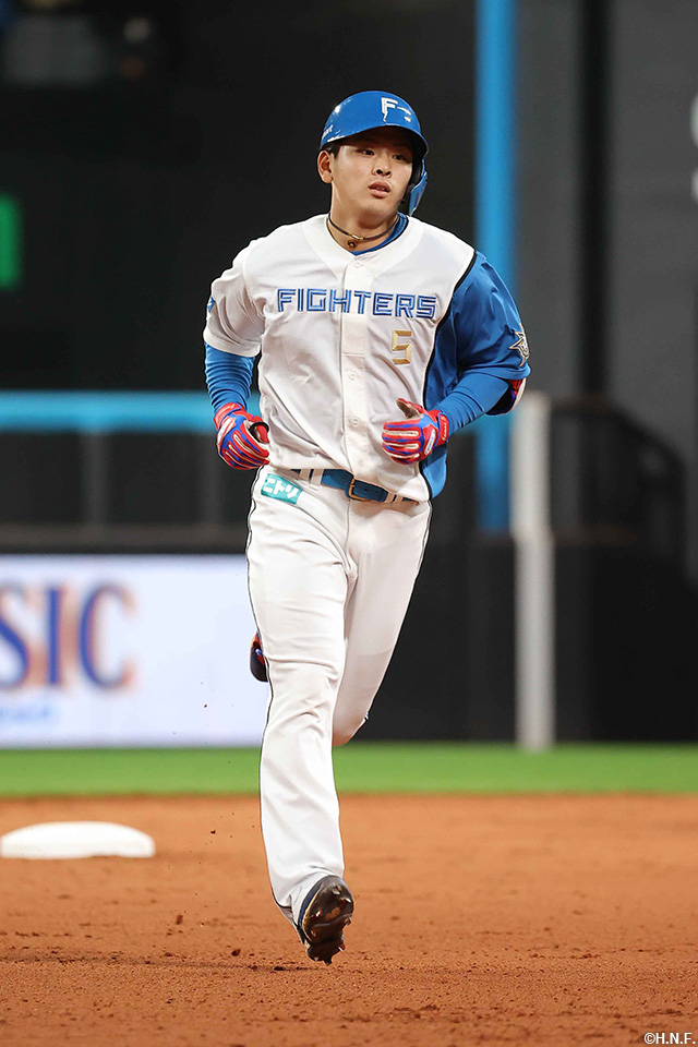 3回裏、先制の3ランホームランを放つ野村選手02