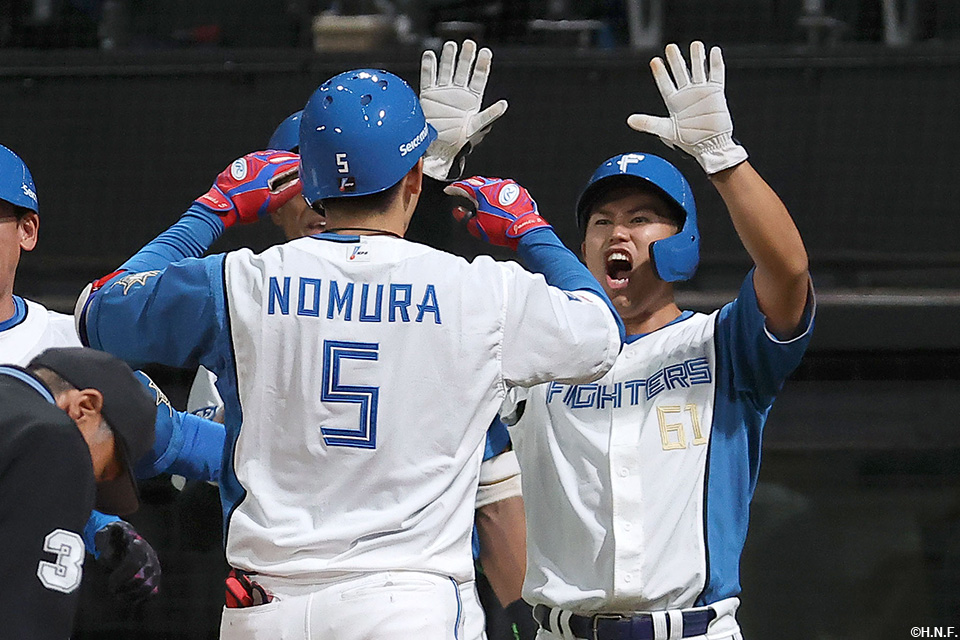 3回裏、野村選手を出迎える今川選手