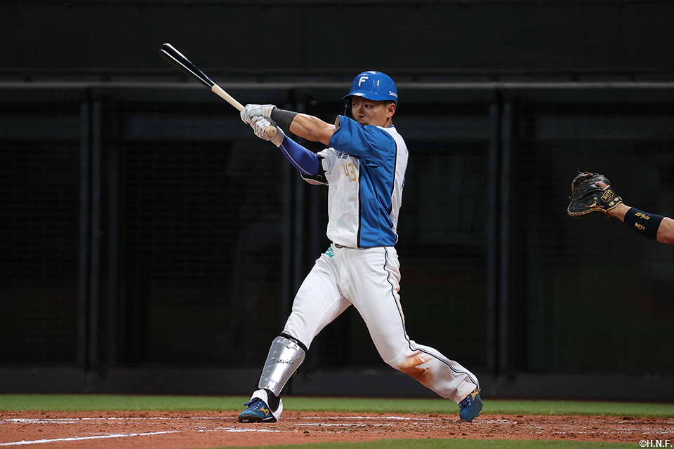 4回裏、センターへヒットを放つ水野選手