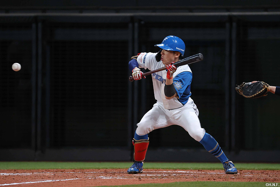 4回裏、スクイズを決める五十幡選手