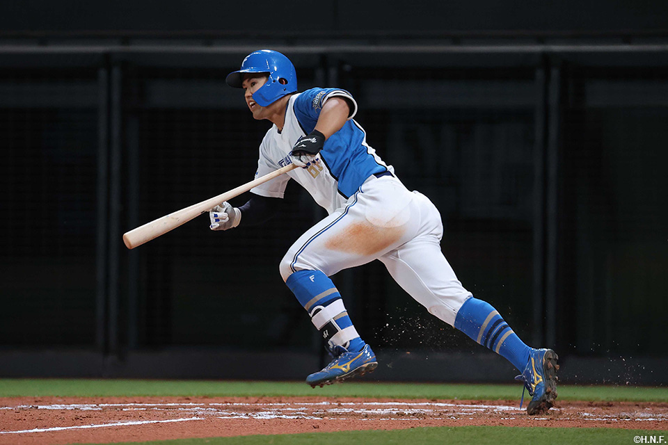 7回裏、サードへ内野安打を放つ今川選手
