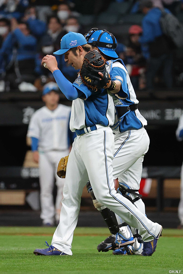 加藤貴投手と伏見選手