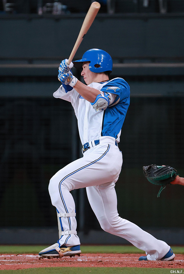 3回裏、センターへヒットを放つ松本剛選手