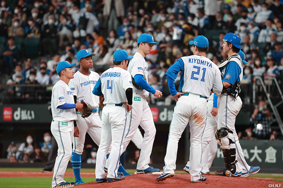 6回表、マウンドに集まる選手たち