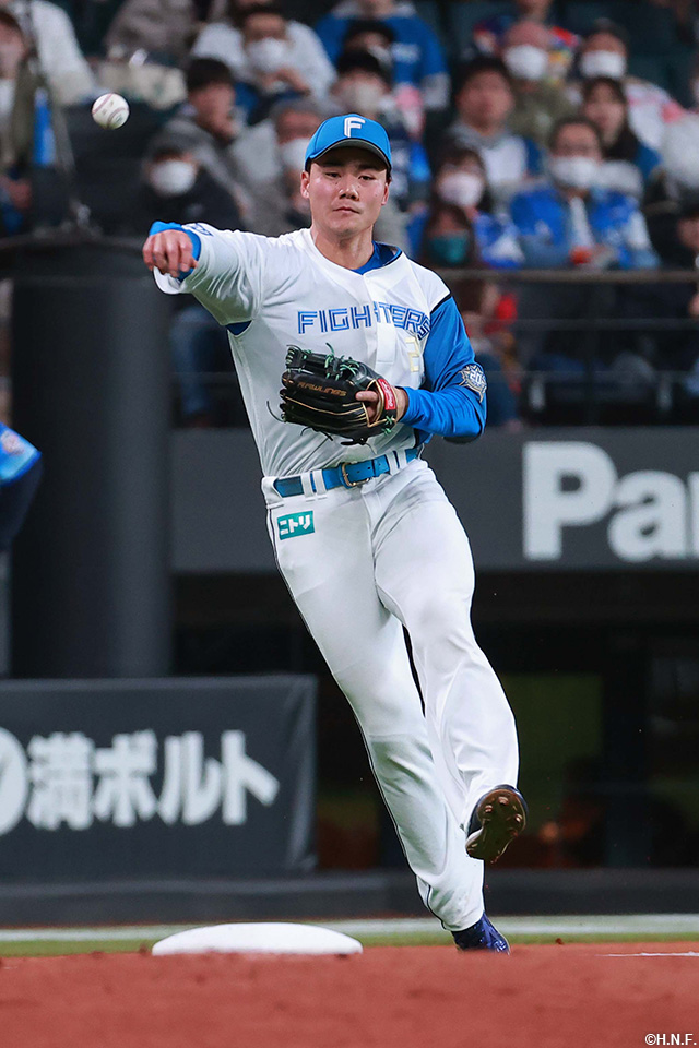 2回表、好守をみせる清宮選手